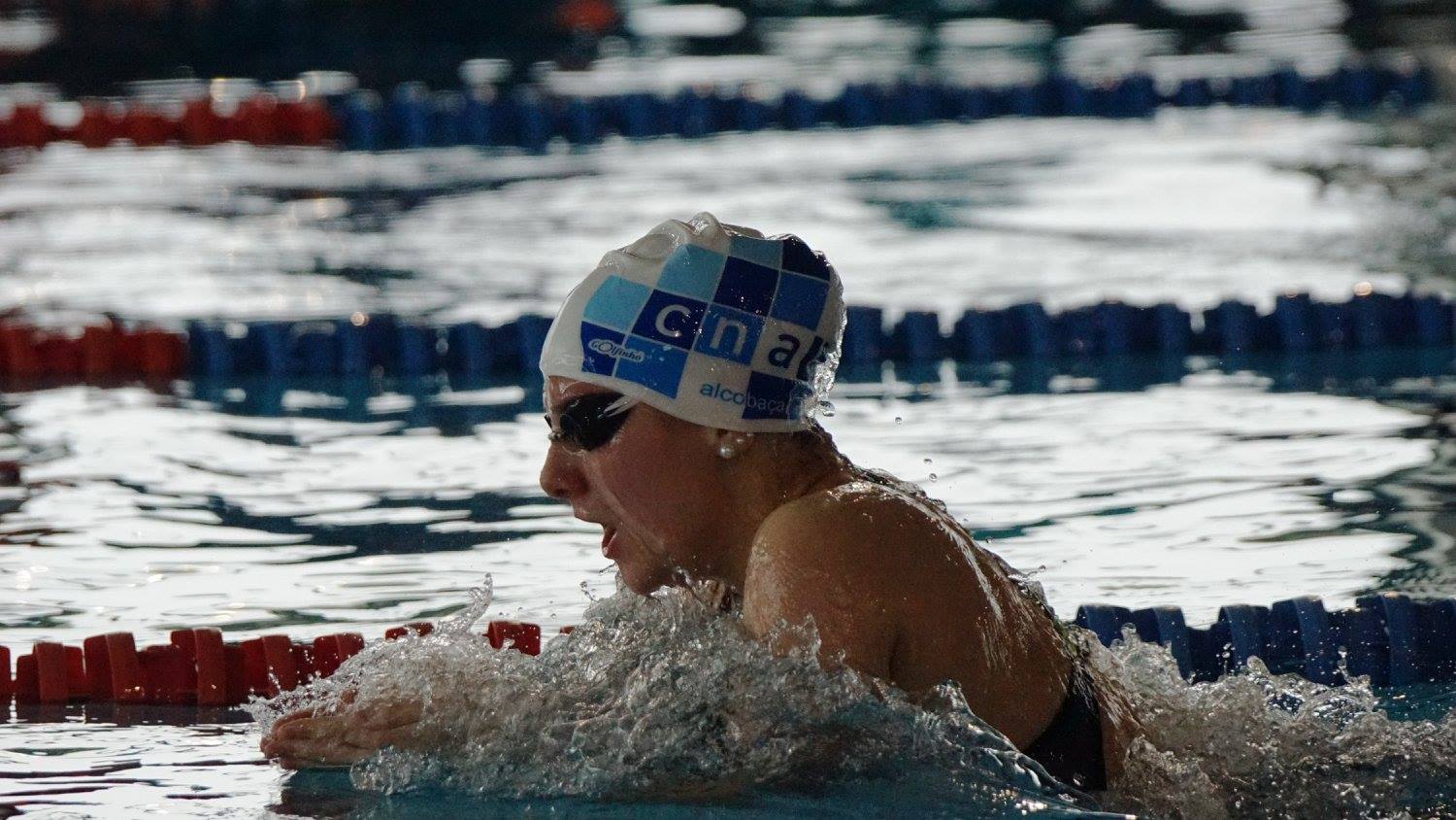 Inês Silva nadando bruços