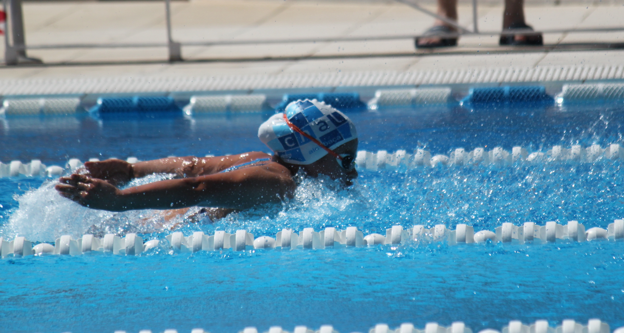 Nadadora Rita Romão a nadar mariposa