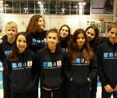 Grupo de infantis masculinos e femininos do Clube de Natação de Alcobaça